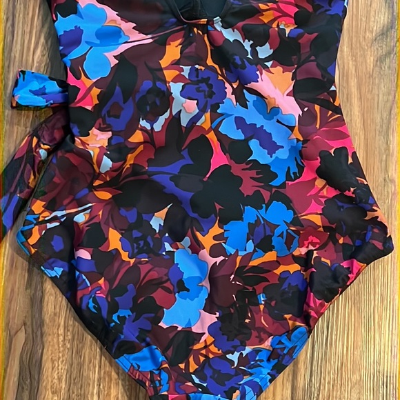NWOT Miraclesuit Solstice Garmine One Piece - Picture 12 of 16